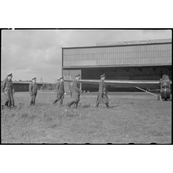 En Norvège, lors d'une démonstration sur l'aérodrome de Stavanger-Sola occupé par le 8./LLG 1 (Lulftlandegeschwader 1), les autorités militaires se rapprochent d'un planeur DFS-230 et de son équipage.