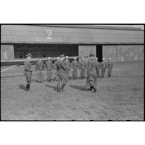 En Norvège, lors d'une démonstration sur l'aérodrome de Stavanger-Sola occupé par le 8./LLG 1 (Lulftlandegeschwader 1), les autorités militaires se rapprochent d'un planeur DFS-230 et de son équipage.