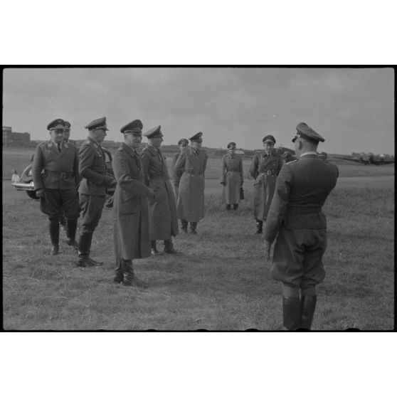 Sur le terrain d'aviation de Stavanger-Sola, les autorités de la Wehrmacht inspectent les installations du 8./LGG1 (Luftlandegeschwader 1).