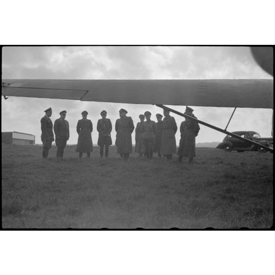 En Norvège, sur le terrain d'aviation de Stavanger-Sola, des autorités de la Wehrmacht inspectent les installations et un planeur du 8./Luftlandegeschwader 1.