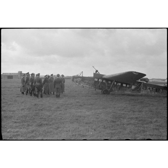 En Norvège, sur le terrain d'aviation de Stavanger-Sola, des autorités de la Wehrmacht inspectent les installations et un planeur du 8./Luftlandegeschwader 1.