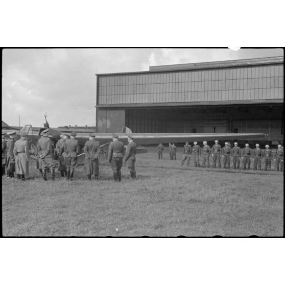 En Norvège, sur le terrain d'aviation de Stavanger-Sola, des autorités de la Wehrmacht inspectent les installations et un planeur du 8./Luftlandegeschwader 1.