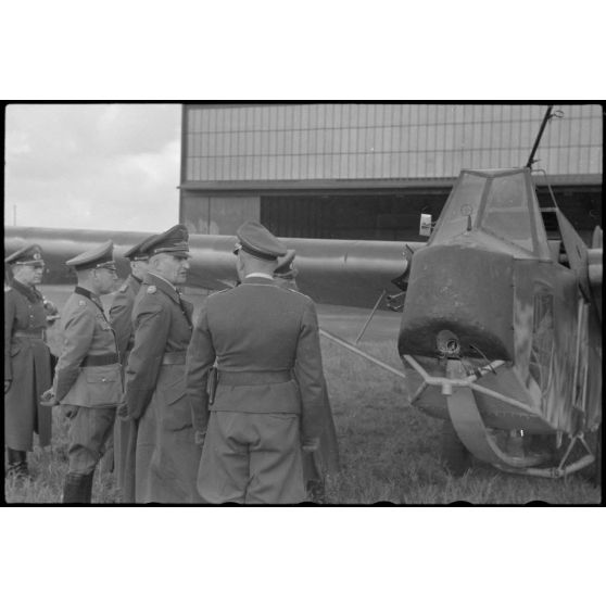 En Norvège, sur le terrain d'aviation de Stavanger-Sola, des autorités de la Wehrmacht inspectent les installations et un planeur du 8./Luftlandegeschwader 1.