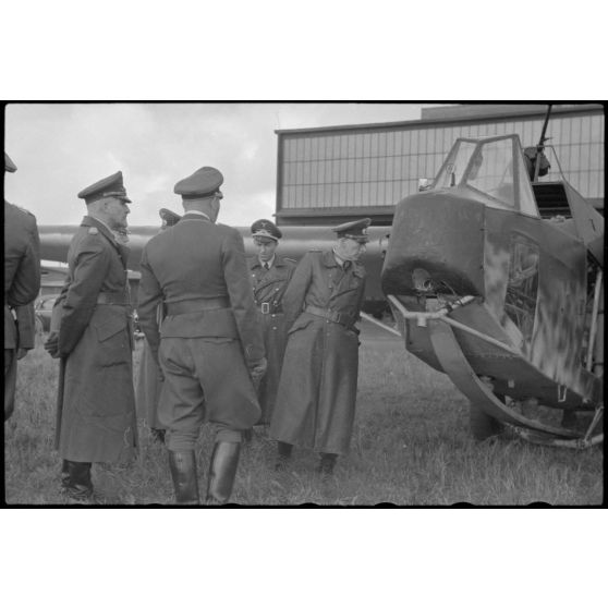 En Norvège, sur le terrain d'aviation de Stavanger-Sola, des autorités de la Wehrmacht inspectent les installations et un planeur du 8./Luftlandegeschwader 1.