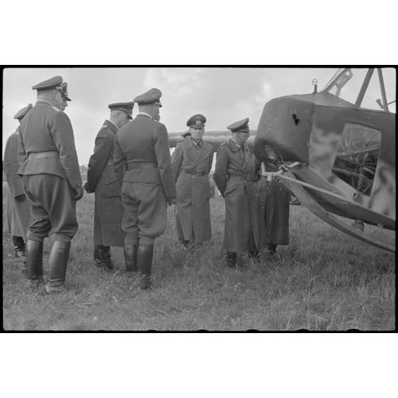 En Norvège, sur le terrain d'aviation de Stavanger-Sola, des autorités de la Wehrmacht inspectent les installations et un planeur du 8./Luftlandegeschwader 1.