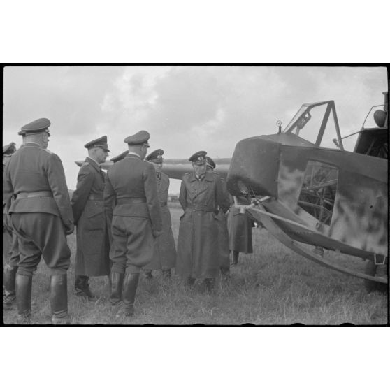 En Norvège, sur le terrain d'aviation de Stavanger-Sola, des autorités de la Wehrmacht inspectent les installations et un planeur du 8./Luftlandegeschwader 1.