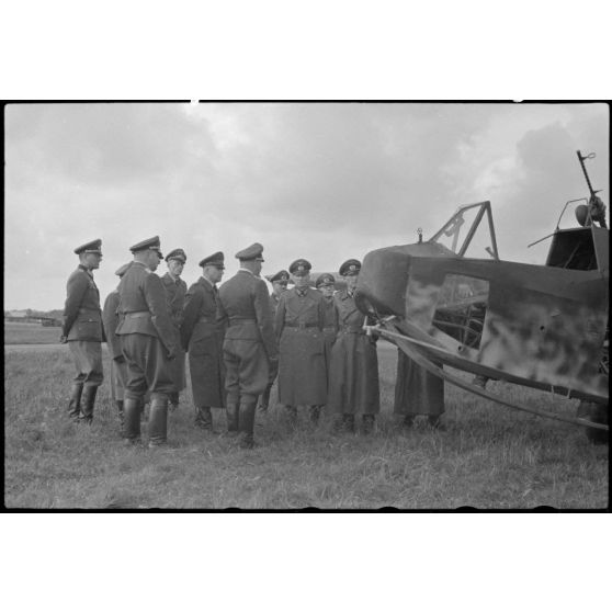 En Norvège, sur le terrain de Stavanger-Sola, des autorités de la Wehrmacht inspectent les installations et un planeur du 8./Luftlandegeschwader 1.