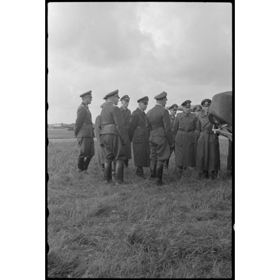 Sur le terrain d'aviation de Stavanger-Sola (Norvège), les généraux Willi Harmjanz et Hans-Gustav Felber assistent à une demonstration du 8./LLG 1 (Lulftlandegeschwader 1).