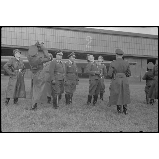 Sur le terrain d'aviation de Stavanger-Sola (Norvège), les généraux Willi Harmjanz et Hans-Gustav Felber assistent à une demonstration du 8./LLG 1 (Lulftlandegeschwader 1).
