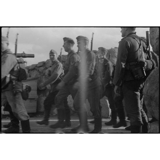 Sur le terrain d'aviation de Banak (Norvège) à l'issue de manoeuvres communes entre l'armée de terre allemande et le 8./LLG 1, les troupes regagnent leur casernement.