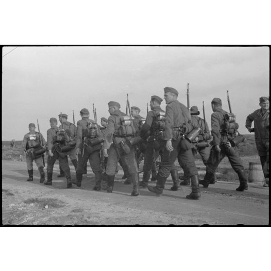 Sur le terrain d'aviation de Banak (Norvège) à l'issue de manoeuvres communes entre l'armée de terre allemande et le 8./LLG 1, les troupes regagnent leur casernement.