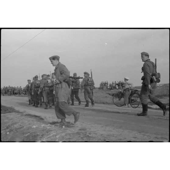 Sur le terrain d'aviation de Banak (Norvège) à l'issue de manoeuvres communes entre l'armée de terre allemande et le 8./LLG 1, les troupes regagnent leur casernement.
