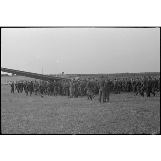 Sur le terrain d'aviation de Banak (Norvège), à l'issue d'une manœuvre commune entre l'armée de terre allemande et le 8./LLG 1, des fantassins allemands se familiarisent avec le planeur DFS-230 de l’unité aéroportée.