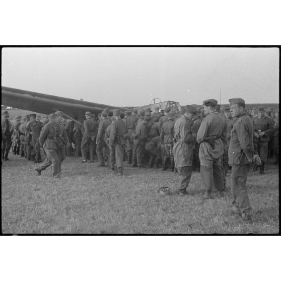 Sur le terrain d'aviation de Banak (Norvège), à l'issue d'une manoeuvre commune entre l'armée de terre allemande et le 8./LLG 1, des fantassins allemands se familiarisent avec le planeur DFS-230 de l’unité aéroportée.