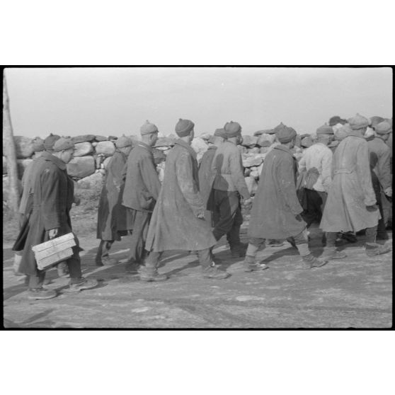 En Norvège, à proximité du terrain d'aviation de Banak, des prisonniers soviétiques lors de manoeuvres communes entre l'armée de terre allemande et le 8./LLG 1 (Lulftlandegeschwader 1).