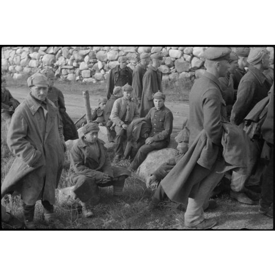 En Norvège, à proximité du terrain d'aviation de Banak, des prisonniers soviétiques lors de manoeuvres communes entre l'armée de terre allemande et le 8./LLG 1 (Lulftlandegeschwader 1).