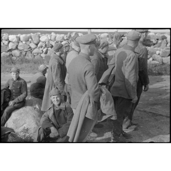 En Norvège, à proximité du terrain d'aviation de Banak, des prisonniers soviétiques lors de manoeuvres communes entre l'armée de terre allemande et le 8./LLG 1 (Lulftlandegeschwader 1).