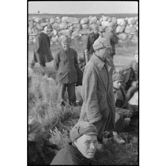 En Norvège, à proximité du terrain d'aviation de Banak, des prisonniers soviétiques lors de manoeuvres communes entre l'armée de terre allemande et le 8./LLG 1 (Lulftlandegeschwader 1).