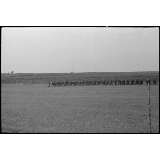 Sur le terrain d'aviation de Banak (Norvège) à l'issue de manoeuvres communes entre l'armée de terre allemande et le 8./LLG 1, les troupes regagnent leur casernement.