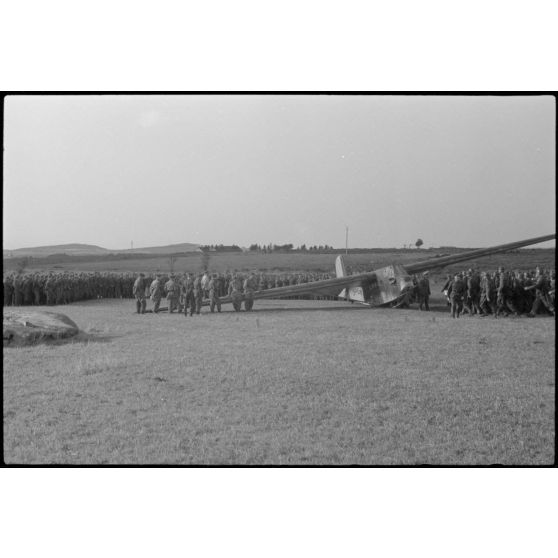 Sur le terrain d'aviation de Banak (Norvège), à l'issue d'une manoeuvre commune entre l'armée de terre allemande et le 8./LLG 1, des fantassins allemands se familiarisent avec le planeur DFS-230 de l’unité aéroportée.