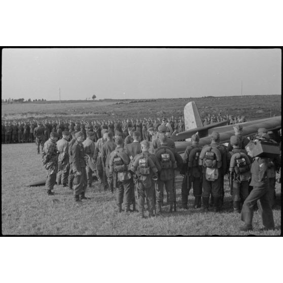 Sur le terrain d'aviation de Banak (Norvège), à l'issue d'une manoeuvre commune entre l'armée de terre allemande et le 8./LLG 1, des fantassins allemands se familiarisent avec le planeur DFS-230 de l’unité aéroportée.