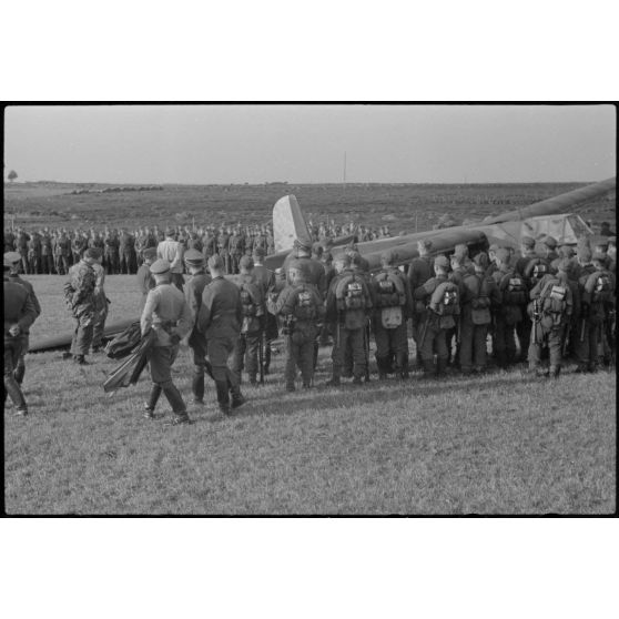 Sur le terrain d'aviation de Banak (Norvège), à l'issue d'une manoeuvre commune entre l'armée de terre allemande et le 8./LLG 1, des fantassins allemands se familiarisent avec le planeur DFS-230 de l’unité aéroportée.