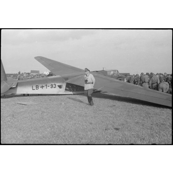 Sur le terrain d'aviation de Banak (Norvège), à l'issue d'une manoeuvre commune entre l'armée de terre allemande et le 8./LLG 1, des fantassins allemands se familiarisent avec le planeur DFS-230 de l’unité aéroportée.