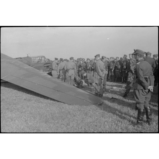 Sur le terrain d'aviation de Banak (Norvège), à l'issue d'une manoeuvre commune entre l'armée de terre allemande et le 8./LLG 1, des fantassins allemands se familiarisent avec le planeur DFS-230 de l’unité aéroportée.