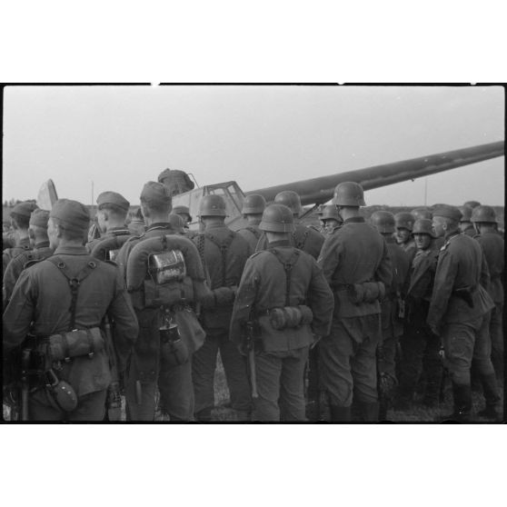 Sur le terrain d'aviation de Banak (Norvège), à l'issue d'une manoeuvre commune entre l'armée de terre allemande et le 8./LLG 1, des fantassins allemands se familiarisent avec le planeur DFS-230 de l’unité aéroportée.