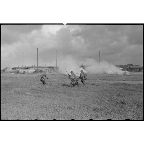 L'assaut de la piste du terrain d'aviation de Stavanger-Sola (Norvège), lors de manoeuvres communes entre l'armée de terre et le 8./Luftlandegeschwader 1.