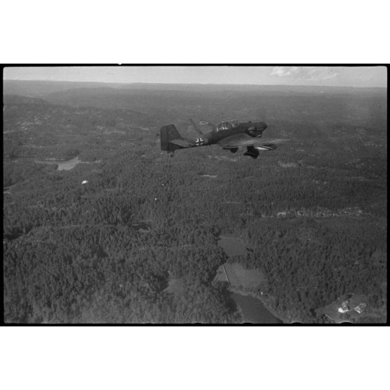 En Norvège, lors de manoeuvres, un Junkers Ju-87 Stuka utilisé comme remorqueur de planeur au sein du 8./Luftlandegeschwader 1.