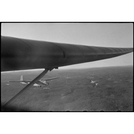 En Norvège, lors de manoeuvres, un Junkers Ju-87 Stuka utilisé comme remorqueur de planeur au sein du 8./Luftlandegeschwader 1.