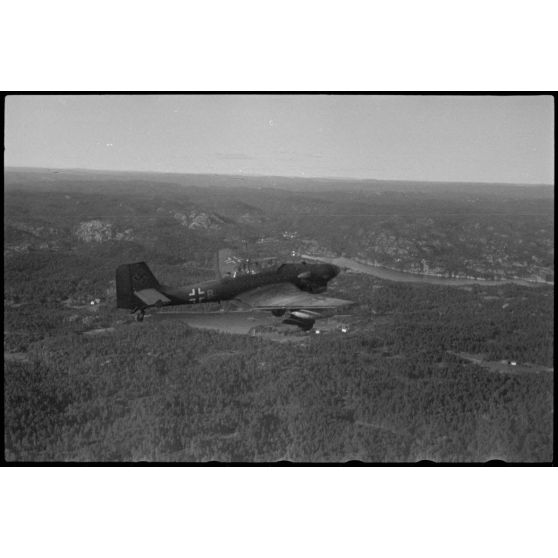 En Norvège, lors de manoeuvres, un Junkers Ju-87 Stuka utilisé comme remorqueur de planeur au sein du 8./Luftlandegeschwader 1.