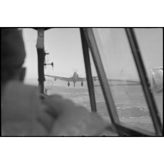 En Norvège, lors de manoeuvres, un Junkers Ju-87 Stuka utilisé comme remorqueur de planeur au sein du 8./Luftlandegeschwader 1.