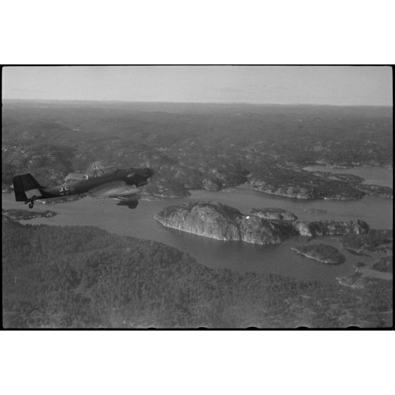 En Norvège, lors de manoeuvres, un Junkers Ju-87 Stuka utilisé comme remorqueur de planeur au sein du 8./Luftlandegeschwader 1.