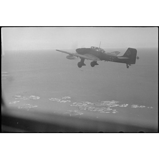 En Norvège, lors de manoeuvres, un Junkers Ju-87 Stuka utilisé comme remorqueur de planeur au sein du 8./Luftlandegeschwader 1.