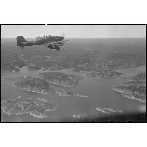 En Norvège, lors de manoeuvres, un Junkers Ju-87 Stuka utilisé comme remorqueur de planeur au sein du 8./Luftlandegeschwader 1.