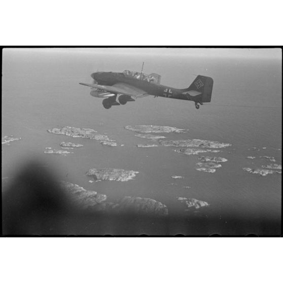 En Norvège, lors de manoeuvres, un Junkers Ju-87 Stuka utilisé comme remorqueur de planeur au sein du 8./Luftlandegeschwader 1.
