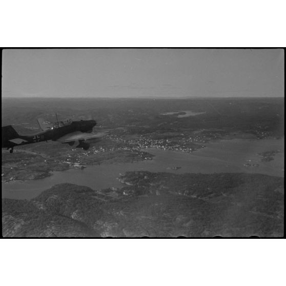 En Norvège, lors de manoeuvres, un Junkers Ju-87 Stuka utilisé comme remorqueur de planeur au sein du 8./Luftlandegeschwader 1.