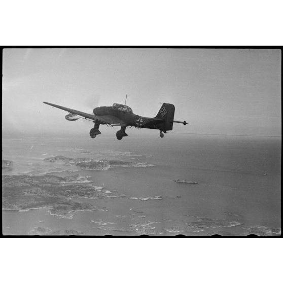 En Norvège, lors de manoeuvres, un Junkers Ju-87 Stuka utilisé comme remorqueur de planeur au sein du 8./Luftlandegeschwader 1.