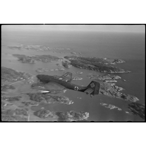 En Norvège, lors de manoeuvres, un Junkers Ju-87 Stuka utilisé comme remorqueur de planeur au sein du 8./Luftlandegeschwader 1.