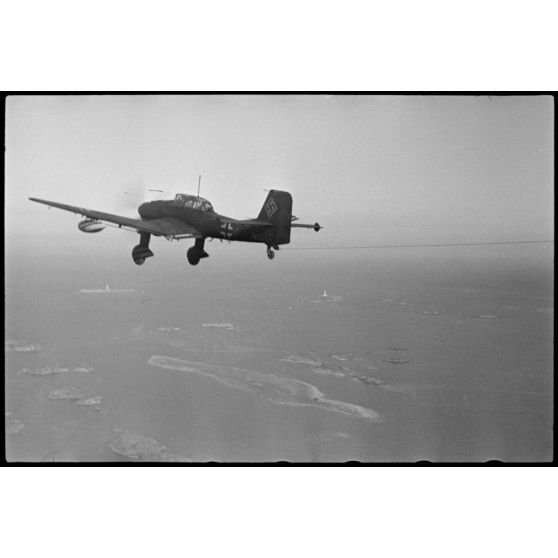 En Norvège, lors de manoeuvres, un Junkers Ju-87 Stuka utilisé comme remorqueur de planeur au sein du 8./Luftlandegeschwader 1.
