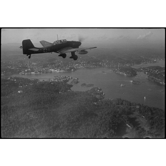 En Norvège, lors de manoeuvres, un Junkers Ju-87 Stuka utilisé comme remorqueur de planeur au sein du 8./Luftlandegeschwader 1.