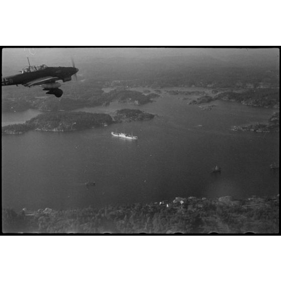 En Norvège, lors de manoeuvres, un Junkers Ju-87 Stuka utilisé comme remorqueur de planeur au sein du 8./Luftlandegeschwader 1.