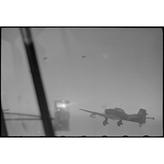 En Norvège, lors de manoeuvres, un Junkers Ju-87 Stuka utilisé comme remorqueur de planeur au sein du 8./Luftlandegeschwader 1.