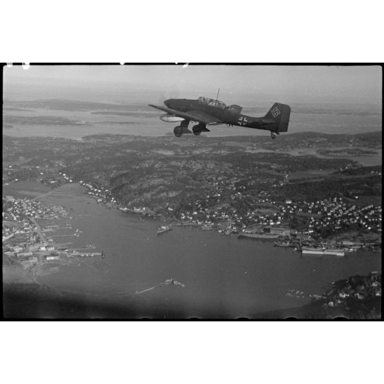 En Norvège, lors de manoeuvres, un Junkers Ju-87 Stuka utilisé comme remorqueur de planeur au sein du 8./Luftlandegeschwader 1.