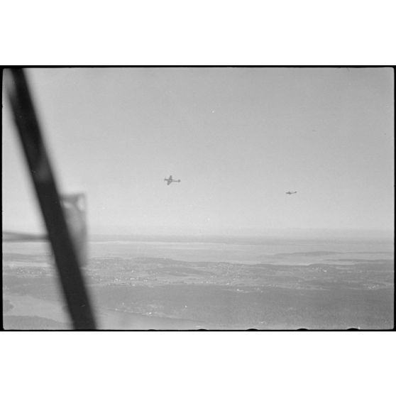 En Norvège, lors de manoeuvres, le reporter Stocker photographie deux chasseurs Messerschmitt Bf-109 alors qu'il est à bord d'un planeur DFS-230 du 8./Luftlandegeschwader 1.
