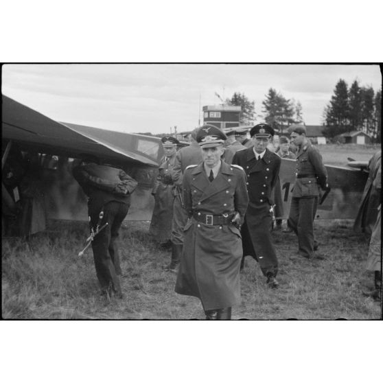 Des officiers de la Wehrmacht se familiarisent avec un planeur DFS-230 lors d'une démonstration aéroportée du Luftlandegeschwader 1 (8./LLG 1).