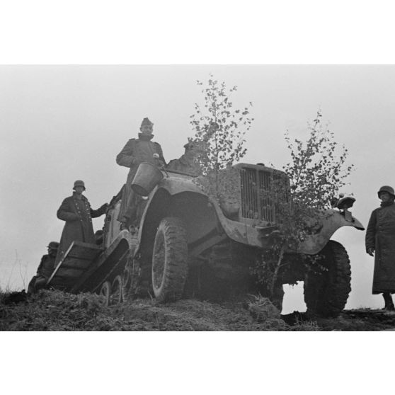 Chargé de fantassins allemands, un semi-chenillé Sd.Kfz.6/2 équipé d'un canon de 3.7cm Flak 36 du Leichte Flak Abteilung 71 (11.Panzer-Division).