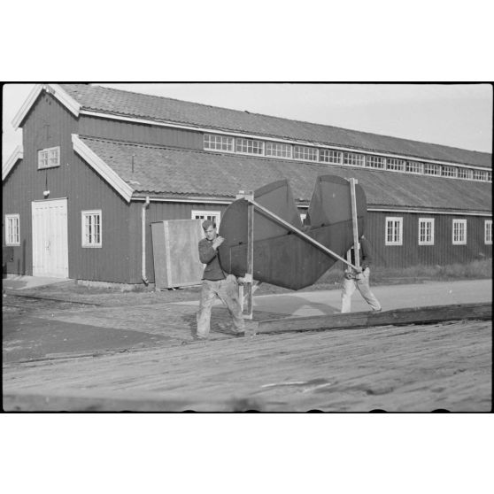 Le personnel du 8./LLG 1 (Lulftlandegeschwader 1) charge des pièces de planeurs DFS-230 sur des wagons de chemin de fer.